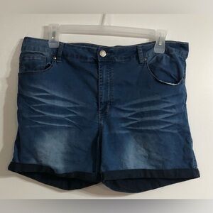 VIP Jeans women’s short jeans five embroidered pockets front zip up blue. 23/24